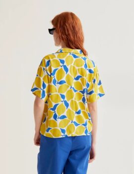CAMISA CON ESTAMPADO COMPAÑIA FANTASTICA
